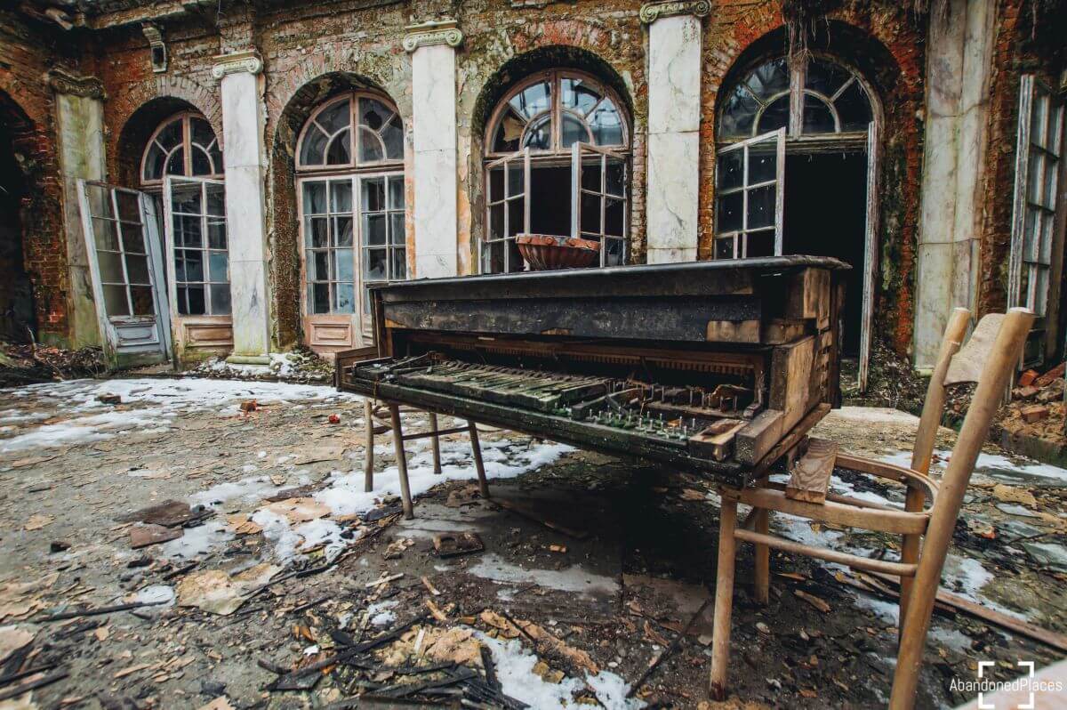 Opuszczony Pałac z fortepianem